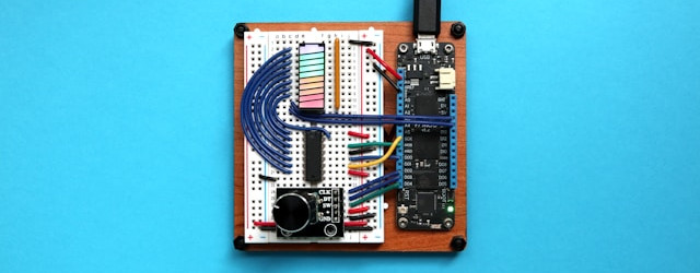 Arduino set-up by Jorge Ramirez (src: https://unsplash.com/fr/photos/piece-dordinateur-rouge-et-noire-nr3AmB4_B8g)